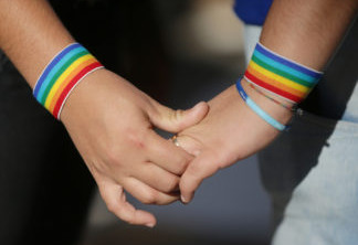 Casal LGBT de mãos dadas