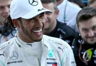Lewis Hamilton surge só de cueca e volumão rouba toda cena "Composto duro"