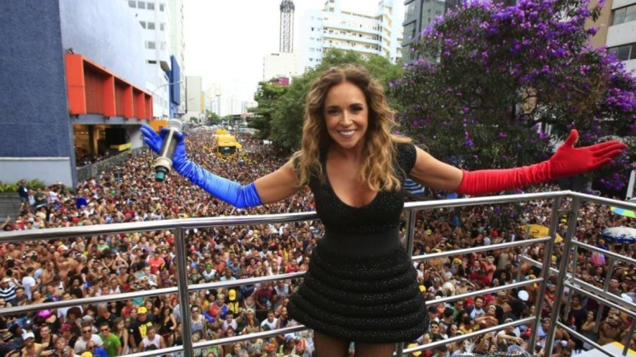 Daniela Mercury que promete agitar a multidão no Sambódromo do Anhembi às 18h do sábado 20