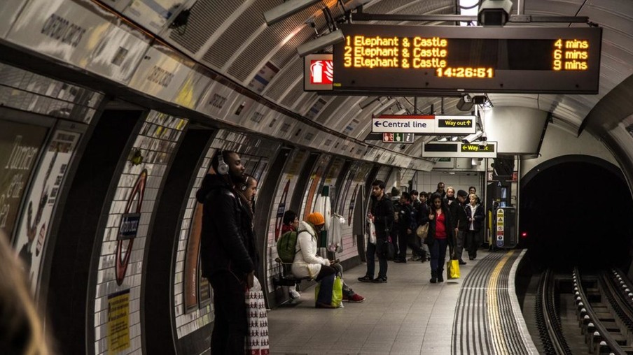 Avisos sonoros de estações do metrô de Londres saudam passageiros sem gênero