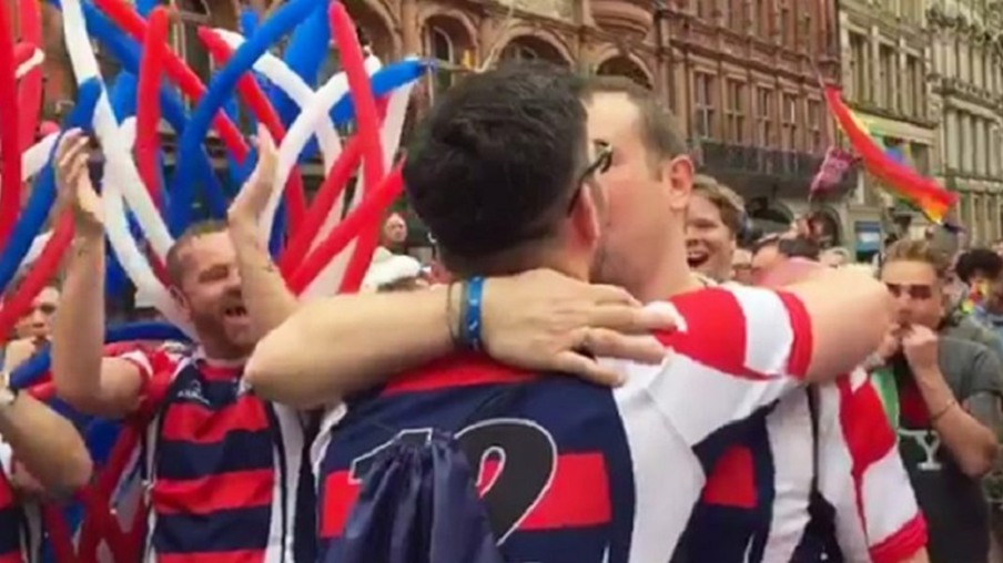 Jogador de rugby pediu o colega de time em casamento na Parada de Liverpool
