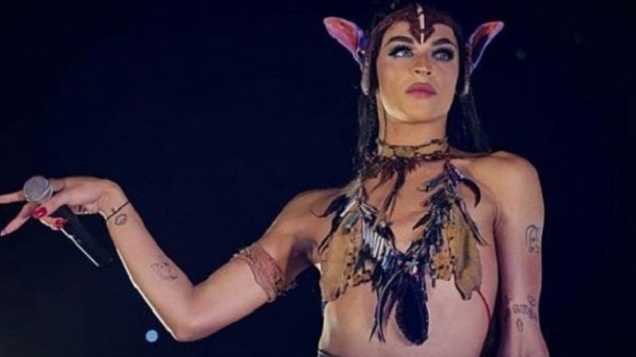 Pabllo Vittar se fantasia de Avatar no carnaval de Salvador