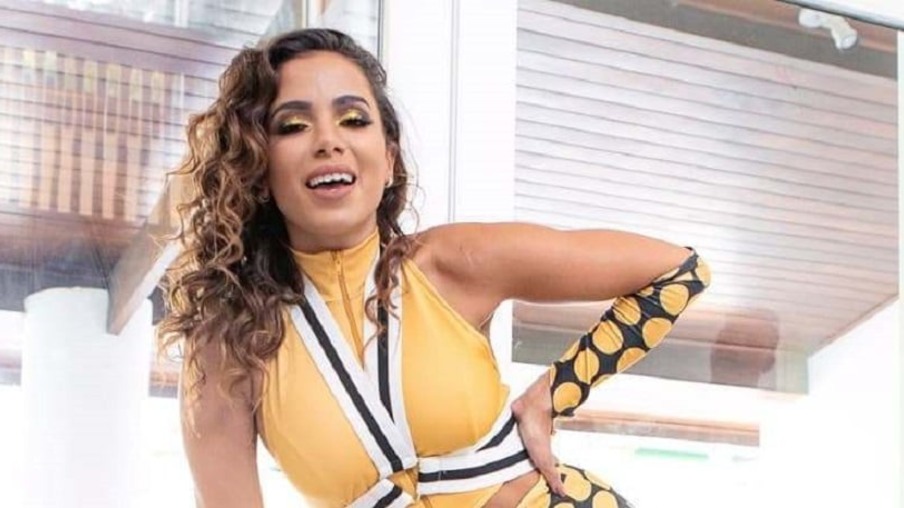 Anitta usa fantasia de Morena do Tchan para puxar bloco em Salvador