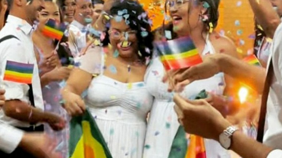 16 casais LGBTQIA+ oficializam união em casamento coletivo na cidade de Belém