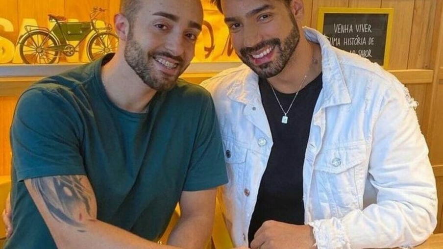 Pedro e o namorado Foto: Reprodução - Instagram