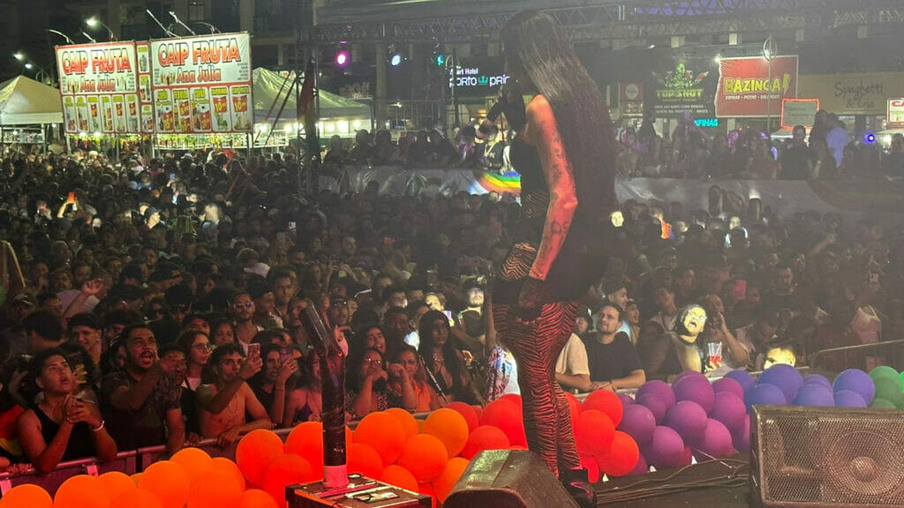 A cantora Pepita agitou o público no primeiro dia da Parada do Orgulho LGBTI+ deste ano, na Praia do Forte