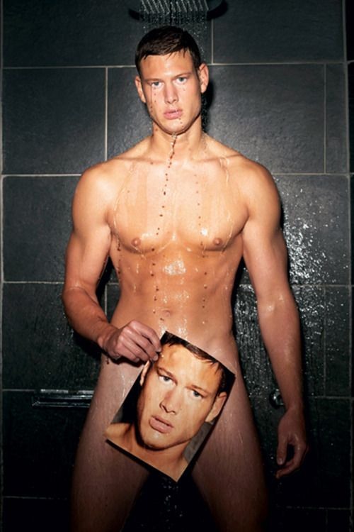 O ator inglês Tom Hopper 