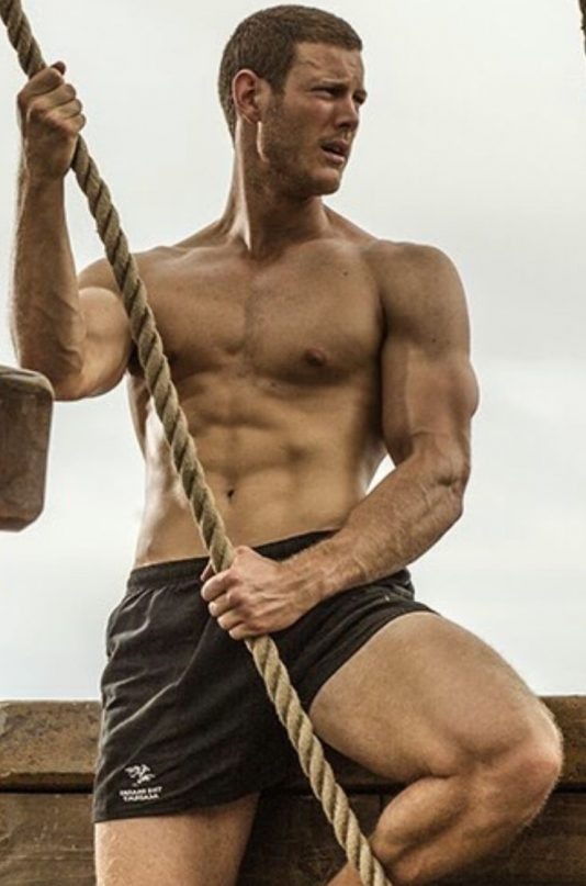 O ator inglês Tom Hopper 