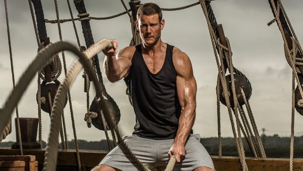 O ator inglês Tom Hopper 