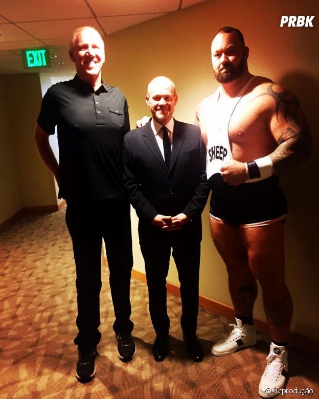 O jogador aposentado Bill Waton, o jornalista Rich Eisen e o ator Hafthor Julius Bjornsson, de "Game of Thrones", durante as gravações de "Swish Swish" (FOTO: Instagram)