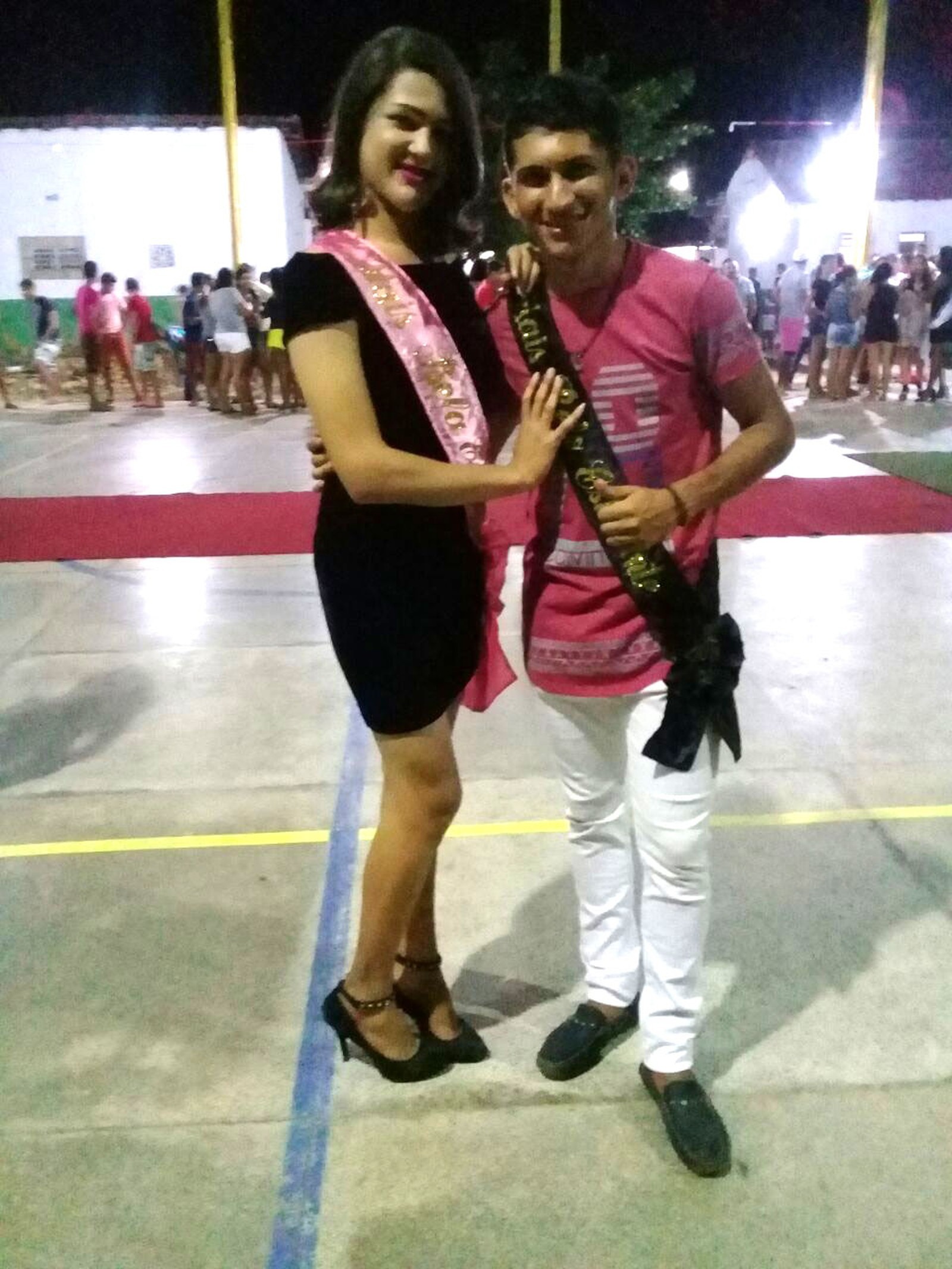 O estudante ao lado de um amigo posando com a faixa ganha no concurso (FOTO: Arquivo Pessoal)