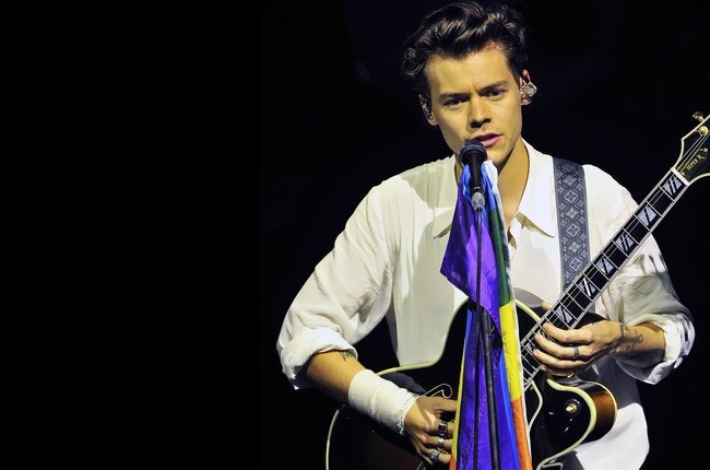 Harry Styles posa com bandeira LGBT