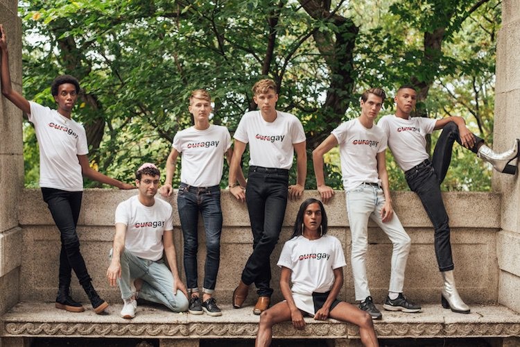 O ator Tommy Dorfman ao lado de outros ativistas da campanha (FOTO: Divulgação)