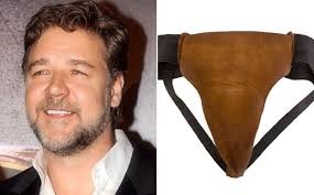 O ator Russell Crowe e o jockstrap utilizado por ele no filme A Luta pela Esperança-