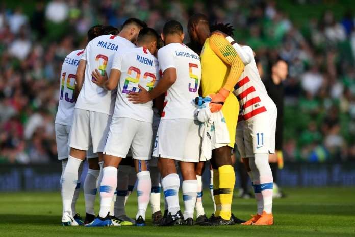 Jogadores da Irlanda e Estados Unidos usam uniformes com as cores do arco-íris para celebrar o Orgulho LGBT