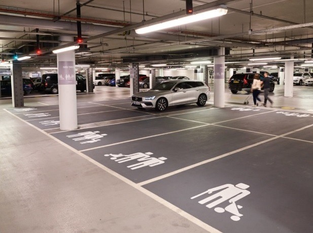 Ação da Volvo cria sinalizações com várias configurações de família representadas