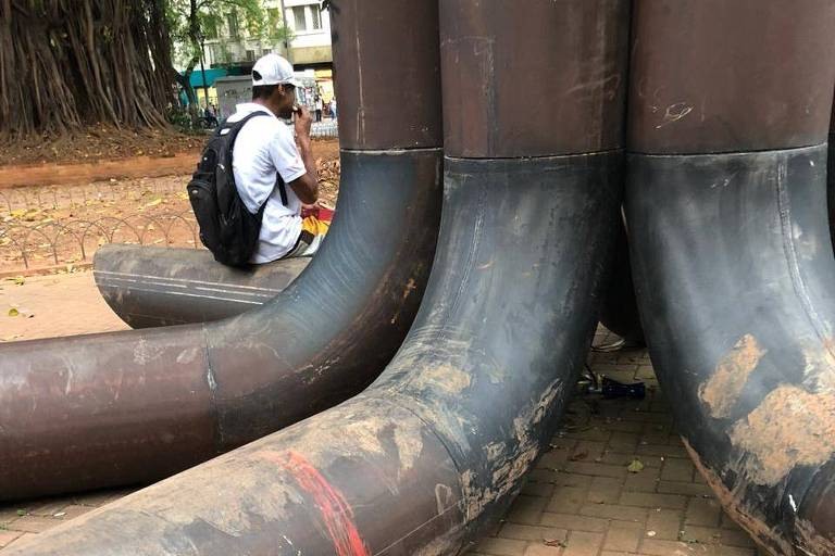 Escultura "Meu Coração Bate Como o Seu", de Guto Requena, que comemora 40 anos da luta LGBT sofre vandalismo em São Paulo (