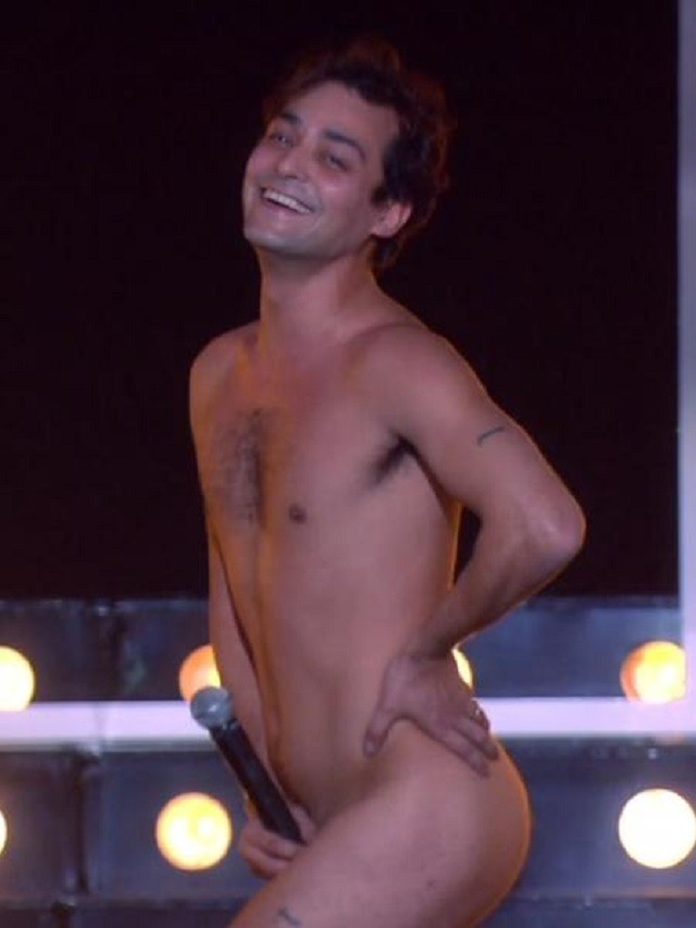 O humorista Eduardo Sterblitch fica completamente nu no "Amor e Sexo"