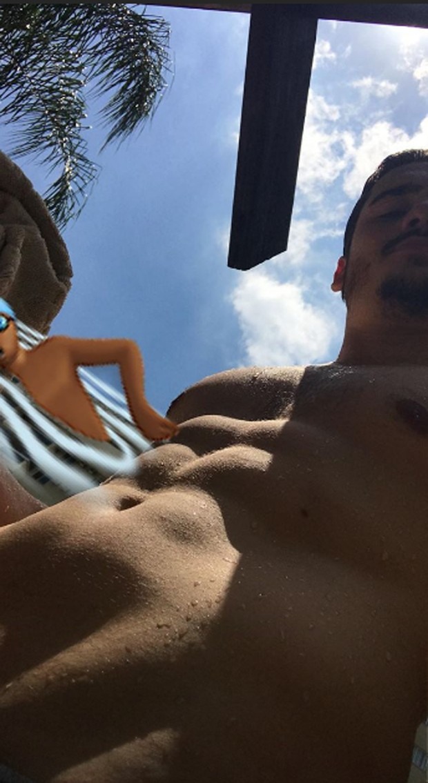 Nicolas Prattes exibe tanquinho em foto nas redes sociais