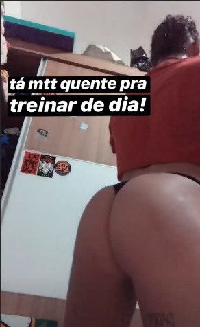 Pabllo Vittar compartilha treino de calcinha