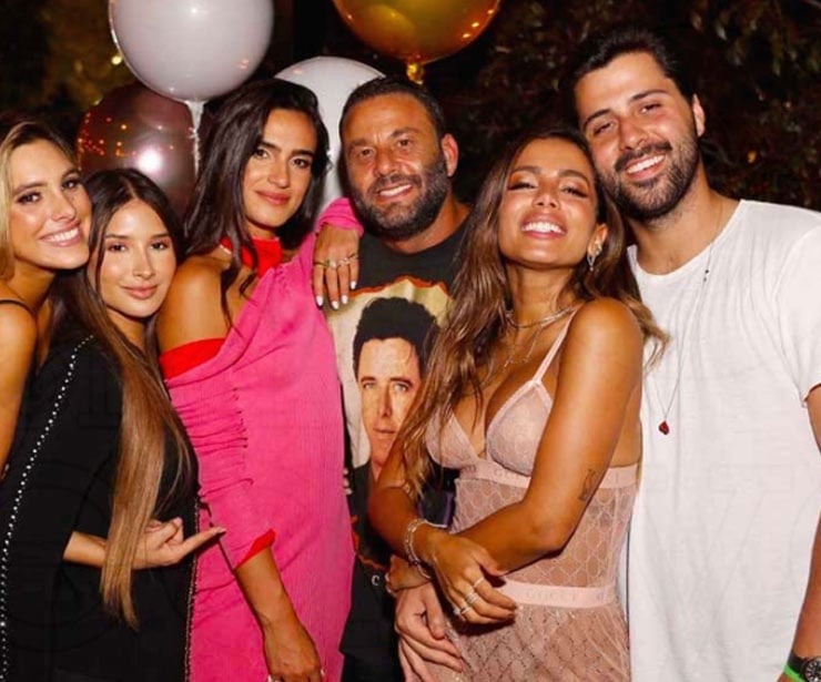 Imagem de Imagem de Anitta com amigos e o namorado, Michael Chetrit