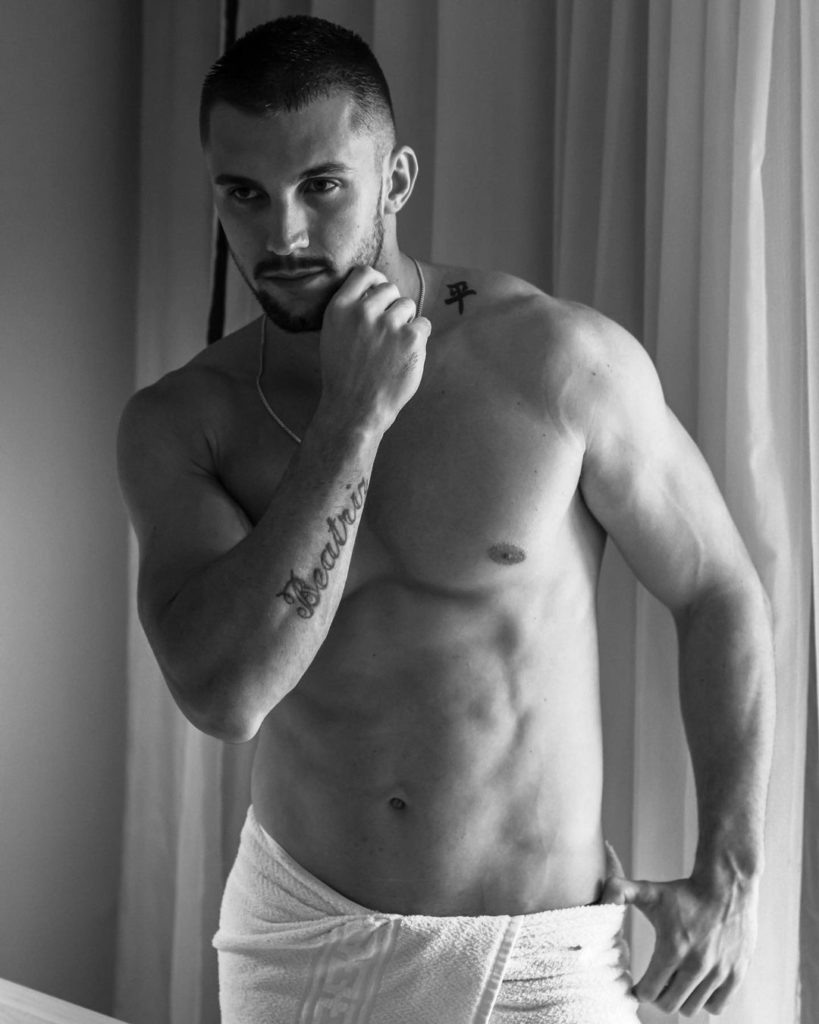 Na imagem Arthur do BBB21