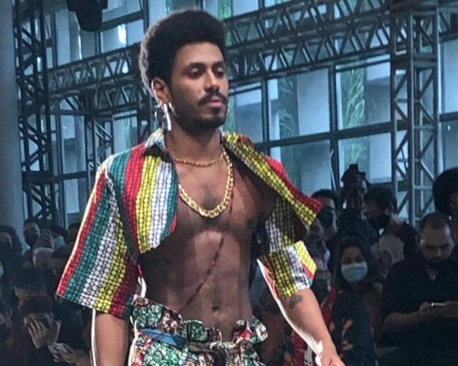 Ícaro Silva na passarela da São Paulo Fashion Week