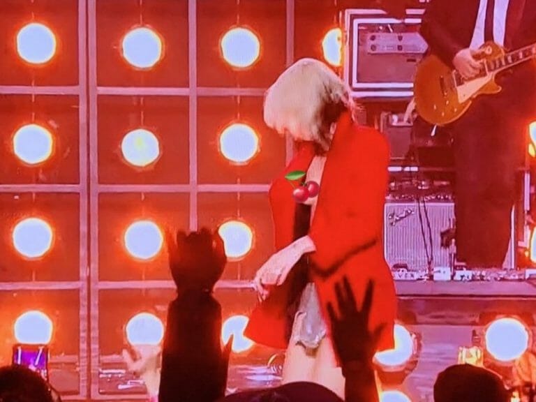 Miley Cyrus perde top durante apresentação ao vivo