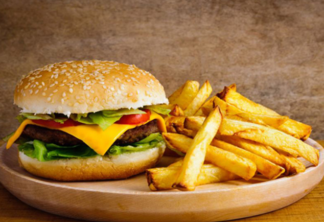 Estudo de psicóloga albanesa sugere que comidas gordurosas podem afetar a orientação sexual de uma pessoa (FOTO: Shutterstock)