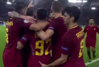 Jogador do Roma resolveu brincar com colega durante comemoração de gol