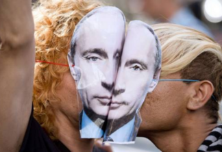 Imagem de Casal LGBTQIA+ na Rússia com máscara do presidente Putin