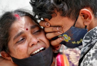 Indianos chorando por terem perdido uma pessoa para COVID-19