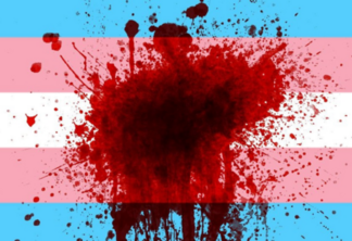 Bandeira trans manchada por sangue
