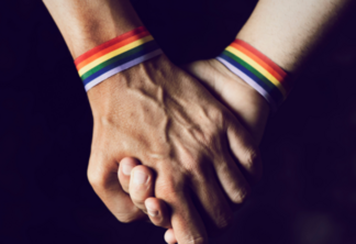 Casal LGBTQIA+ dando as mãos