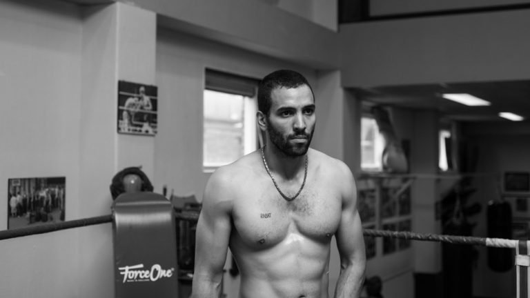 De barba curta, o novo Jaffar ficou parecendo um pouquinho menos malvado não é mesmo? (FOTO: Youtube)