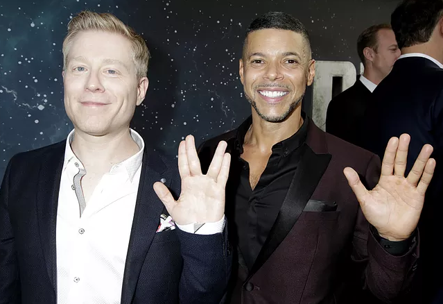 Os atores Antonhy Rapp e Wilson Cruz (FOTO: Twitter)