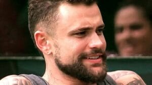 Vinicius Rodrigues se descuida e mostra demais no BBB24