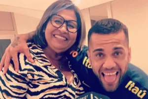 Mãe de Daniel Alves pode sofrer consequências após revelar identidade de suposta vítima do jogador?