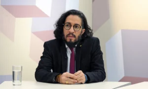 Jean Wyllys rasga o verbo sobre Ramiro de Terra e Paixão: "Assassinos em série não mudam"