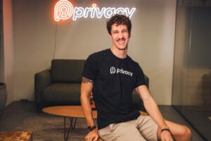 Influencer LGBT, Gabriel Coimbra abre restaurante de coxinhas após investir na Privacy