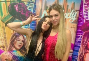 Melody recebe Manu Cabanas em camarim de show no Rolê do Poxa