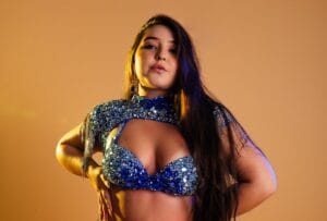 Influencer +18, Flora Favaretto estreia no Carnaval e promete recriar fantasia icônica de Urach: “Topless”