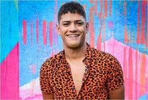 Gabriel Santana fala sobre sucesso de peça de teatro e revela torcida para os BBBs da comunidade LGBTQIA+