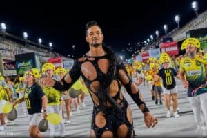 Rei de bateria do carnaval celebra o orgulho gay na avenida: "Vim para quebrar essa barreira"