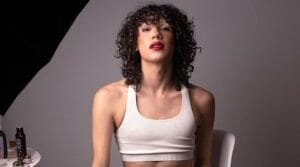 Atriz Nila, protagonista do primeiro beijo gay de Malhação, fala sobre os desafios de ser uma mulher trans