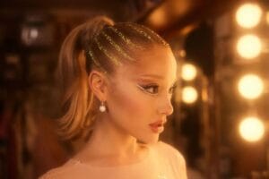Ariana Grande comemora fim das gravações de 'Wicked': "Produção extremamente grandiosa"
