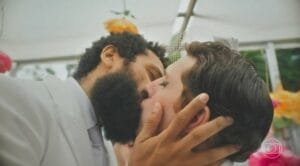 Terra e Paixão chega ao fim com beijão de Kelvin e Ramiro