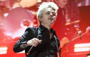 Bissexual assumido, vocalista do Green Day fala sobre ser um ícone da comunidade: "Eu gosto disso"