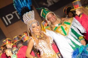 Rainha pé-quente: Duas escolas de samba em que a influenciadora trans Mulher Abacaxi reinou sobem de grupo