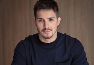 Ator gay, Igor Cosso surpreende ao revelar idade que perdeu a virgindade